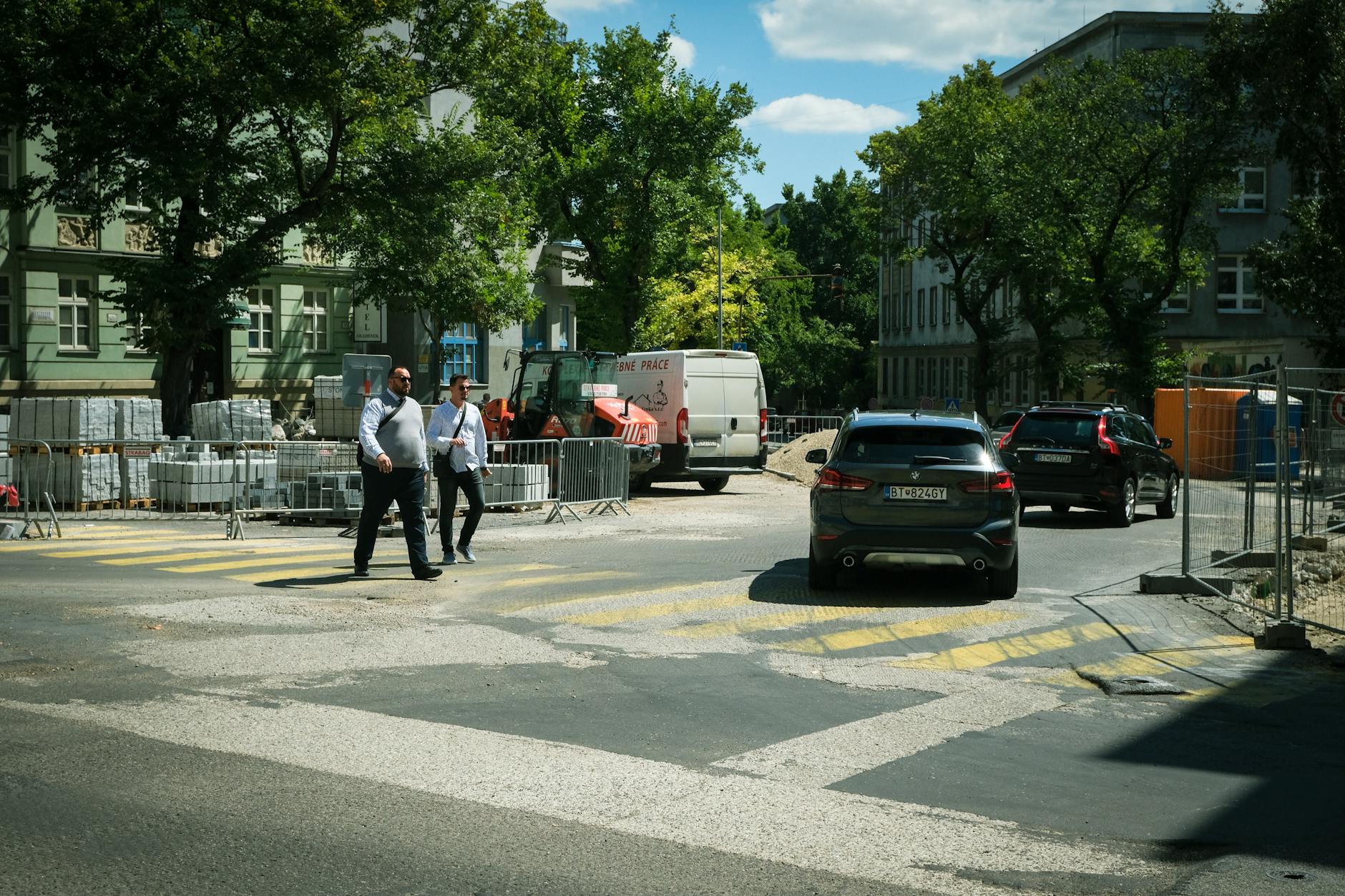 Znak drogowy z napisem 'Praca' i logo ZGK Radlin, symbolizujący ofertę pracy na stanowisko Inspektora ZGK Radlin.