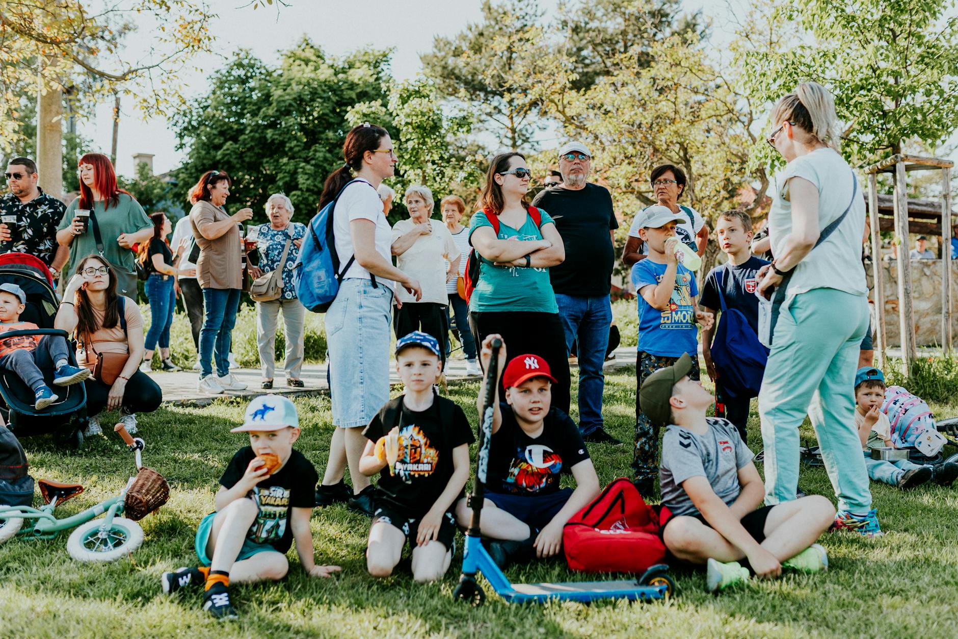 Ilustracja symbolizująca Dzień Ziemi z elementami natury i miasta Radlin.