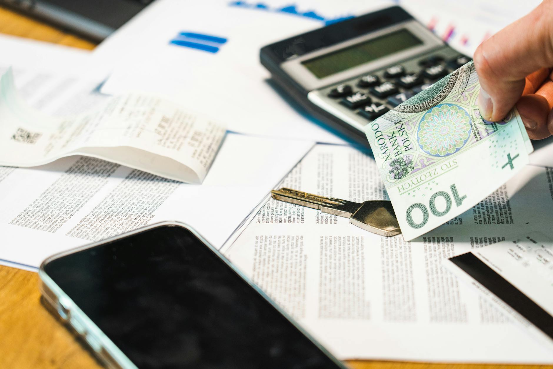 Osoba pracująca na laptopie z ikonami bankowości mobilnej i finansów, symbolizująca pracę w bankowości mobilnej w Radlinie.
