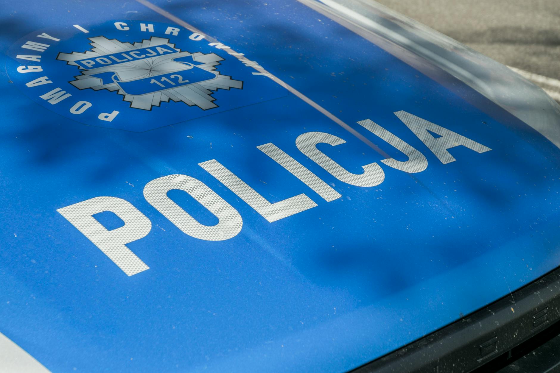 Radiowóz policyjny na ulicy w Radlinie podczas akcji pościgu