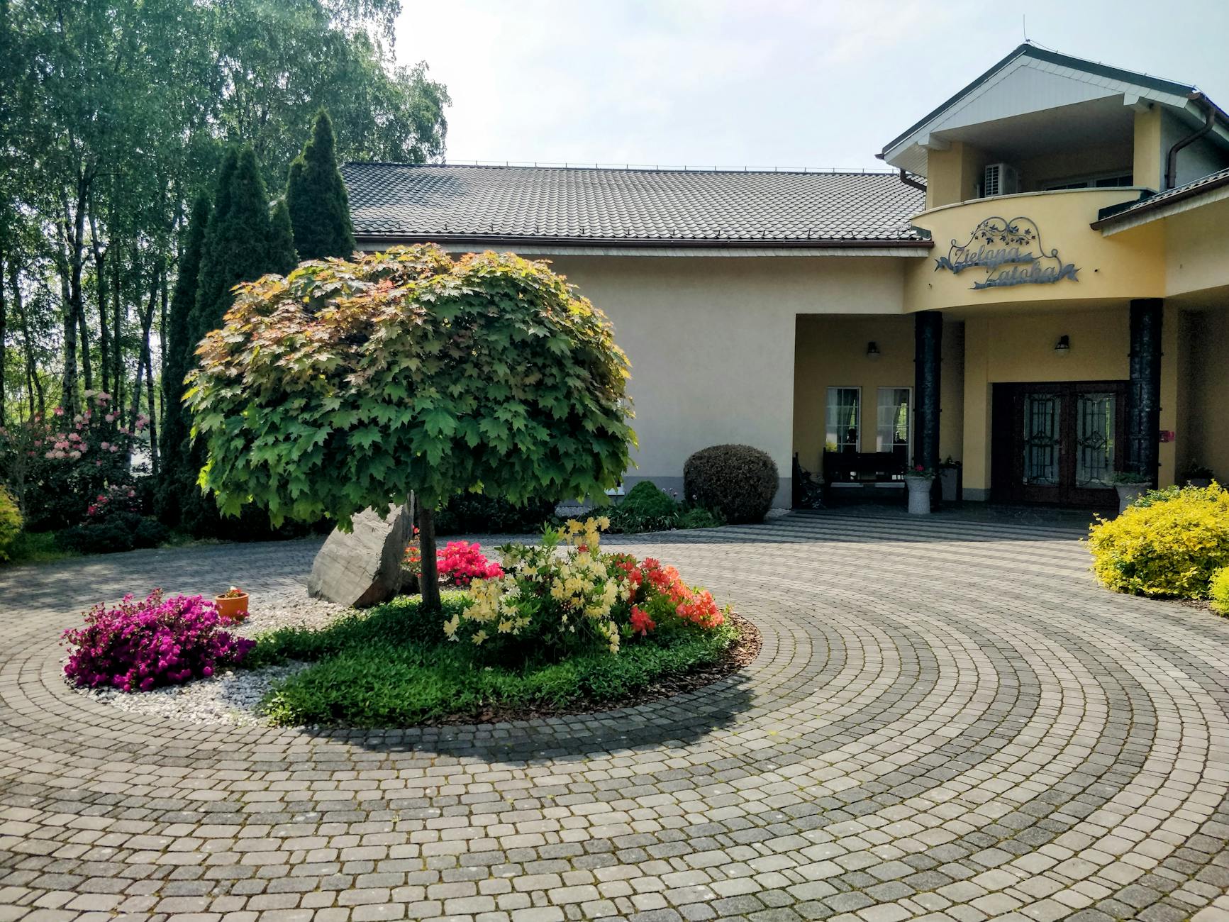 Zielone gałązki i kwiaty jako symbol Zielonych Świątek w Radlinie